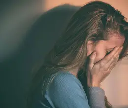 چگونه به شخصی که در حال مبارزه با افسردگی است کمک کنیم؟